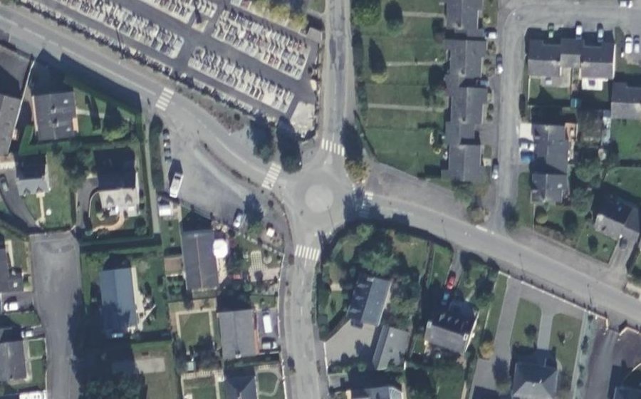 Vue aérienne du Rond-point anonyme n°138495413