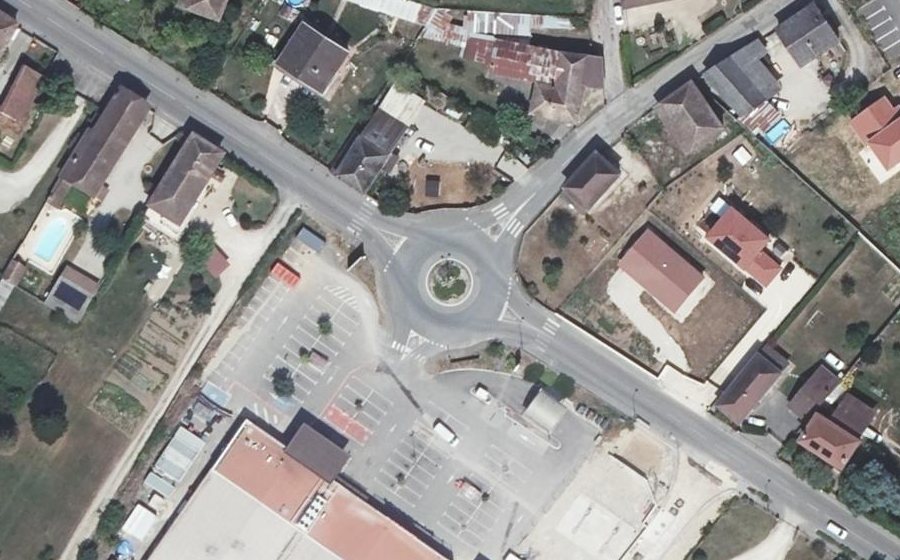 Vue aérienne du Rond-point anonyme n°138501227