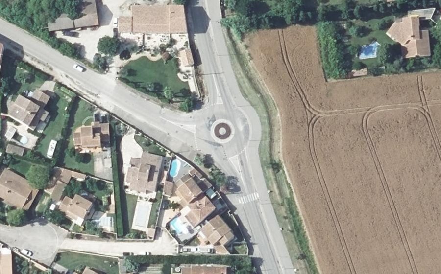 Vue aérienne du Rond-point anonyme n°138501258