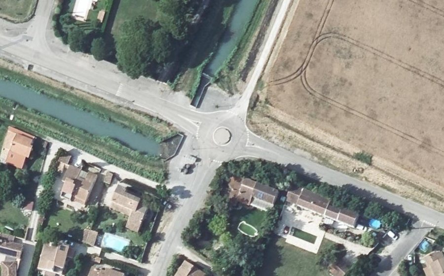Vue aérienne du Rond-point anonyme n°138501313