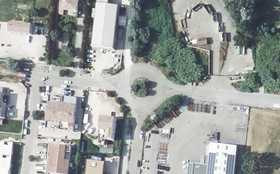 Vue aérienne du Rond-point anonyme n°138504896