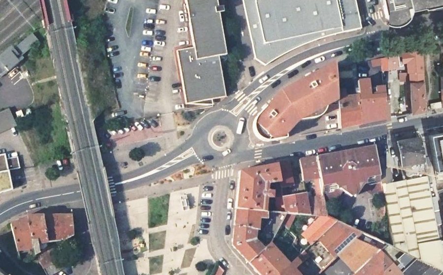 Vue aérienne du Rond-point anonyme n°138533430