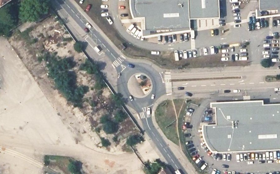 Vue aérienne du Rond-point anonyme n°138533436