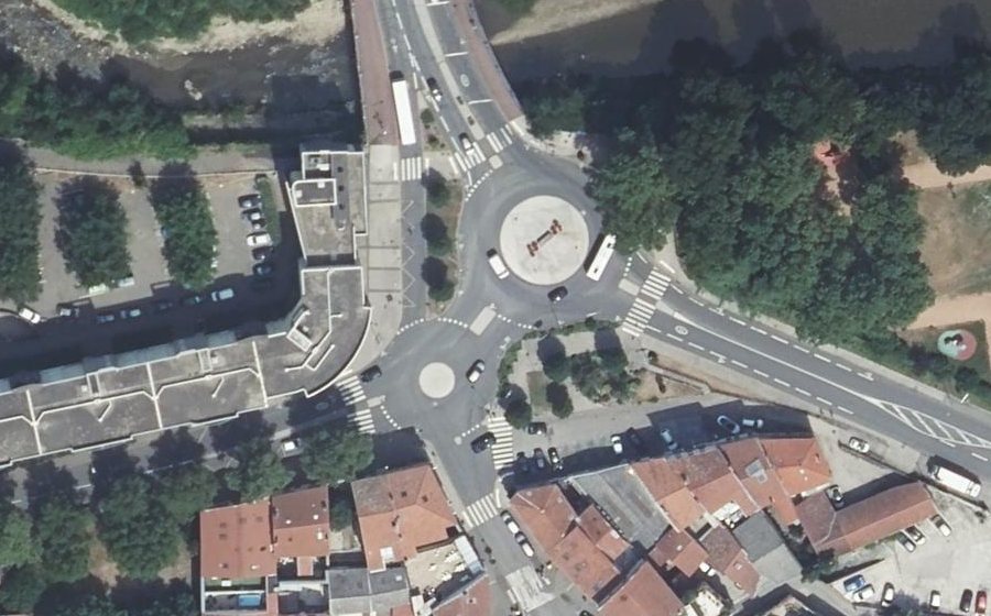 Vue aérienne du Rond-point anonyme n°138533441