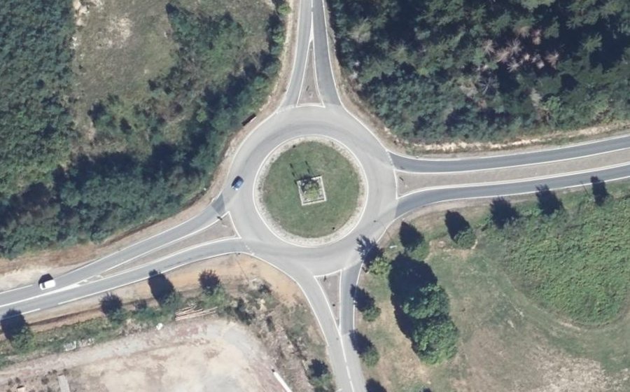 Vue aérienne du Rond-point anonyme n°138549413
