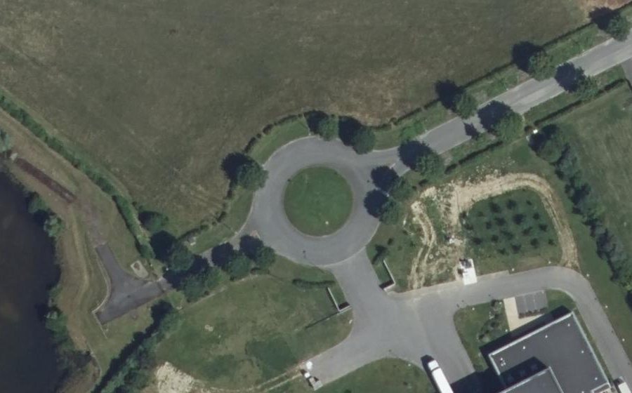 Vue aérienne du Rond-point anonyme n°138550900