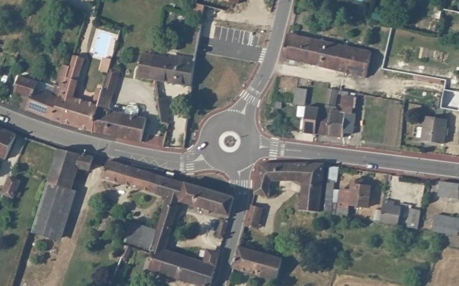 Vue aérienne du Rond-point anonyme n°1385588891