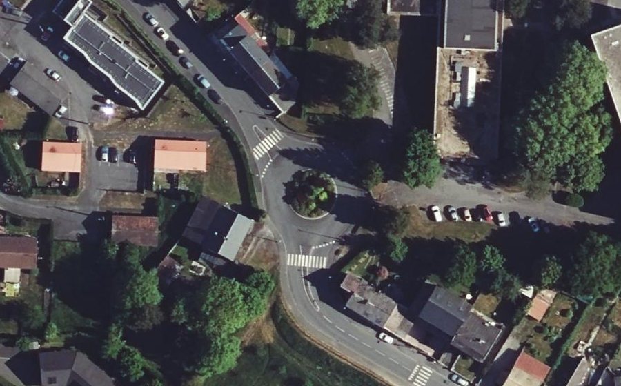 Vue aérienne du Rond-point anonyme n°138581979