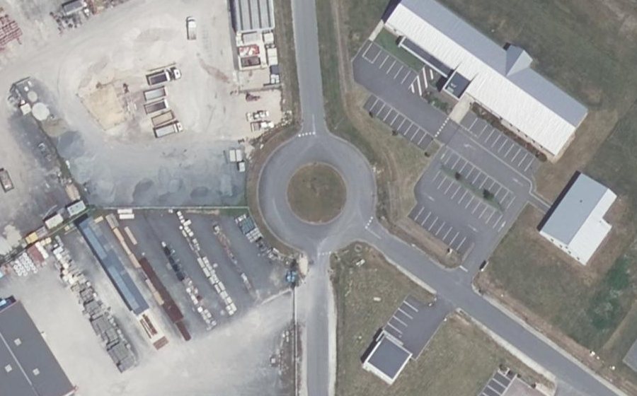 Vue aérienne du Rond-point anonyme n°138608333