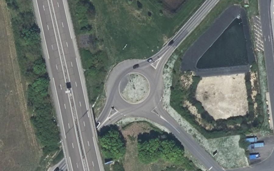 Vue aérienne du Rond-point anonyme n°138608503
