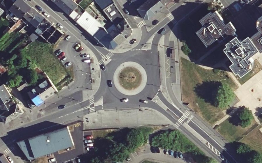 Vue aérienne du Rond-point anonyme n°138626008