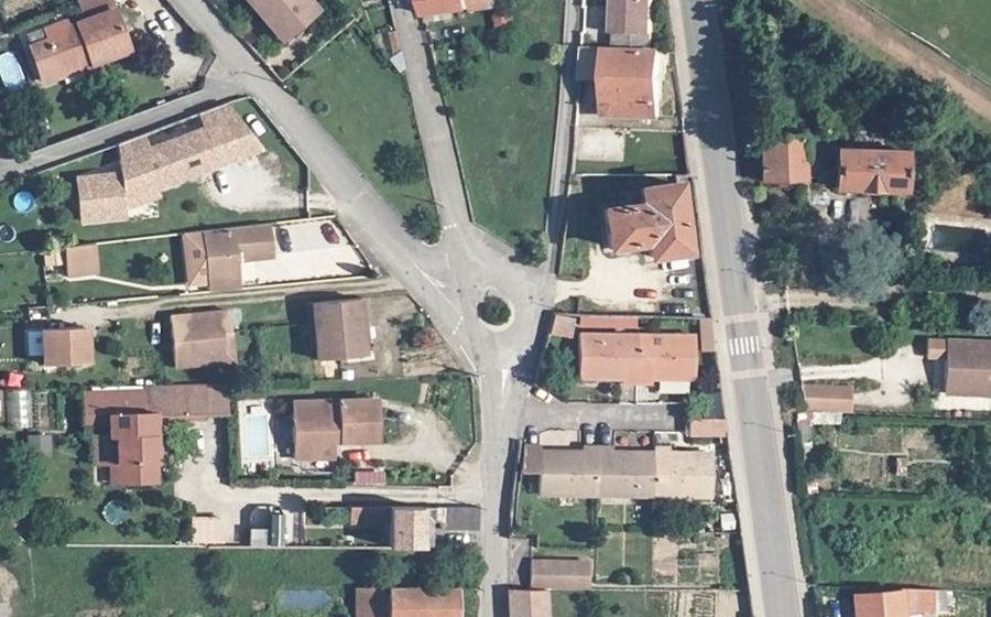 Vue aérienne du Rond-point anonyme n°138647107