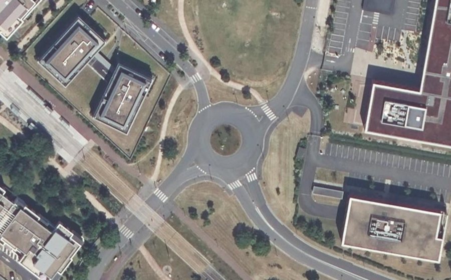Vue aérienne du Rond-point anonyme n°138657036