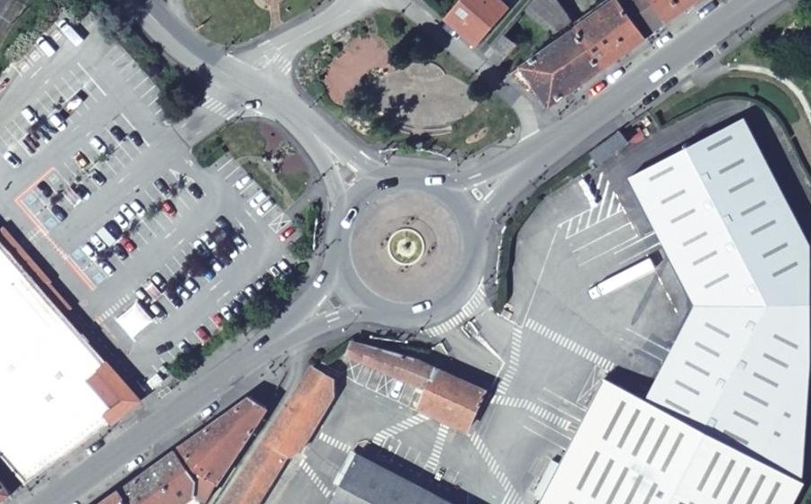Vue aérienne du Rond-point anonyme n°13867726