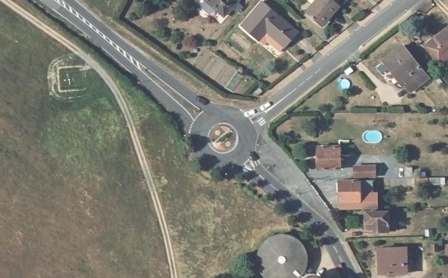 Vue aérienne du Rond-point anonyme n°13870034
