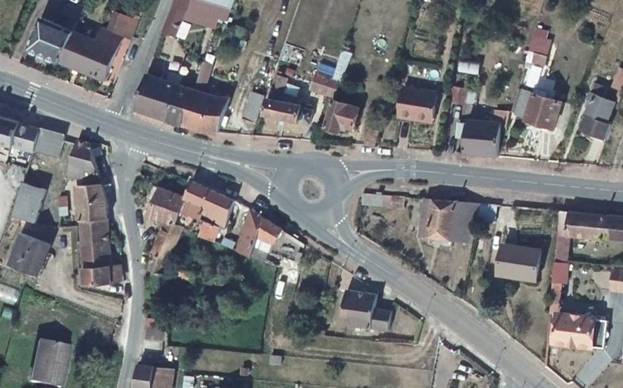 Vue aérienne du Rond-point anonyme n°138707510