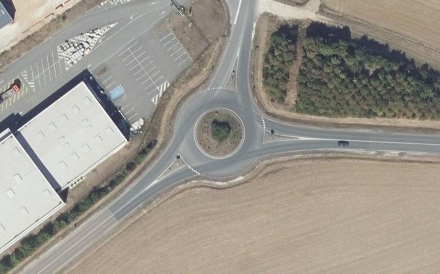 Vue aérienne du Rond-point anonyme n°138707572