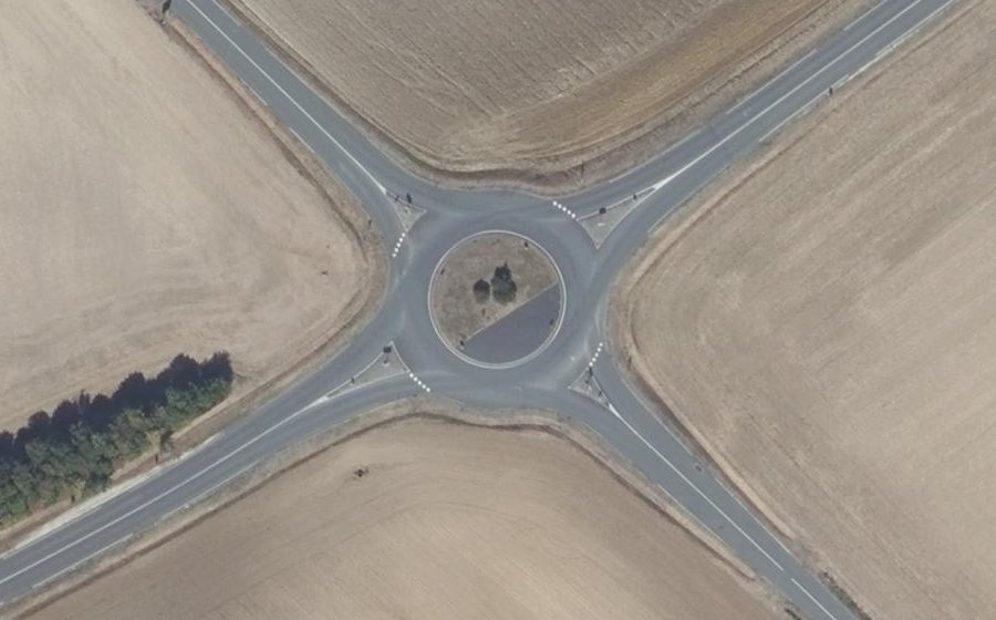 Vue aérienne du Rond-point anonyme n°138707576