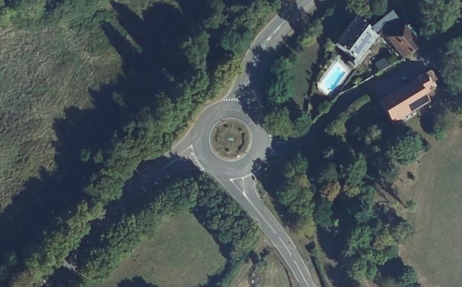 Vue aérienne du Rond-point anonyme n°138707584