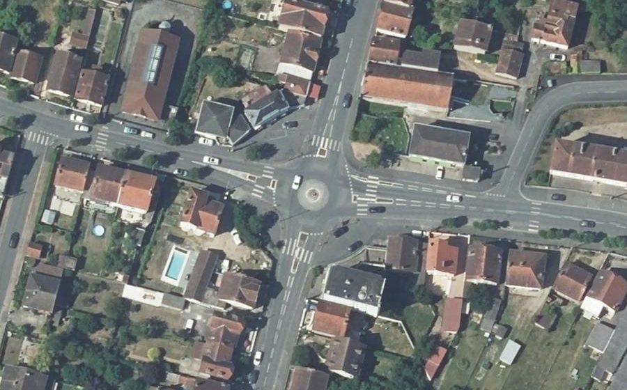 Vue aérienne du Rond-point anonyme n°13871151