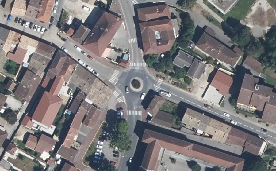 Vue aérienne du Rond-point anonyme n°138723434