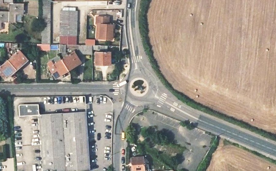 Vue aérienne du Rond-point anonyme n°138737617