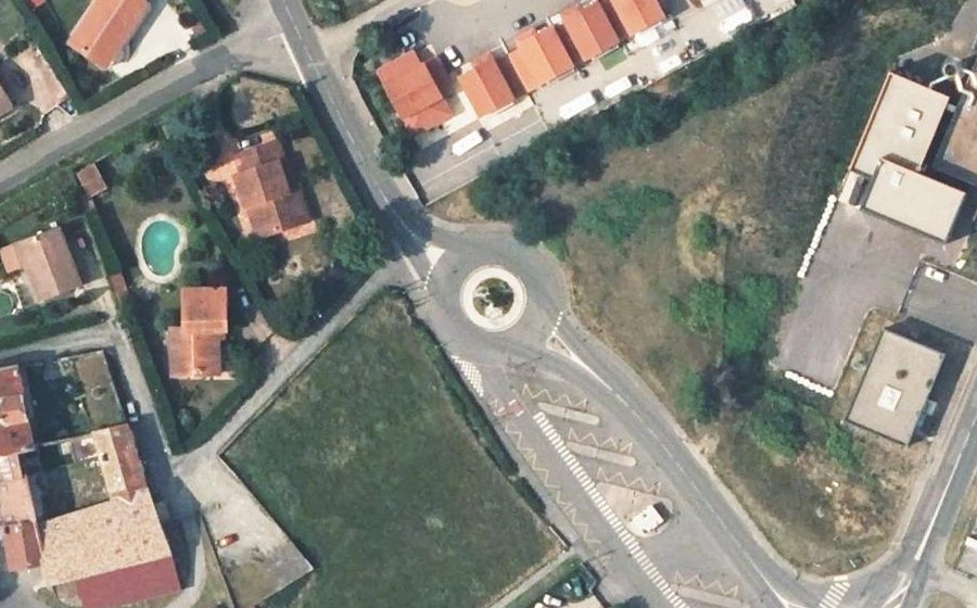 Vue aérienne du Rond-point anonyme n°138738166