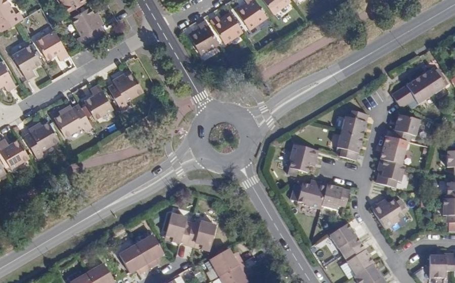Vue aérienne du Rond-point anonyme n°138749171