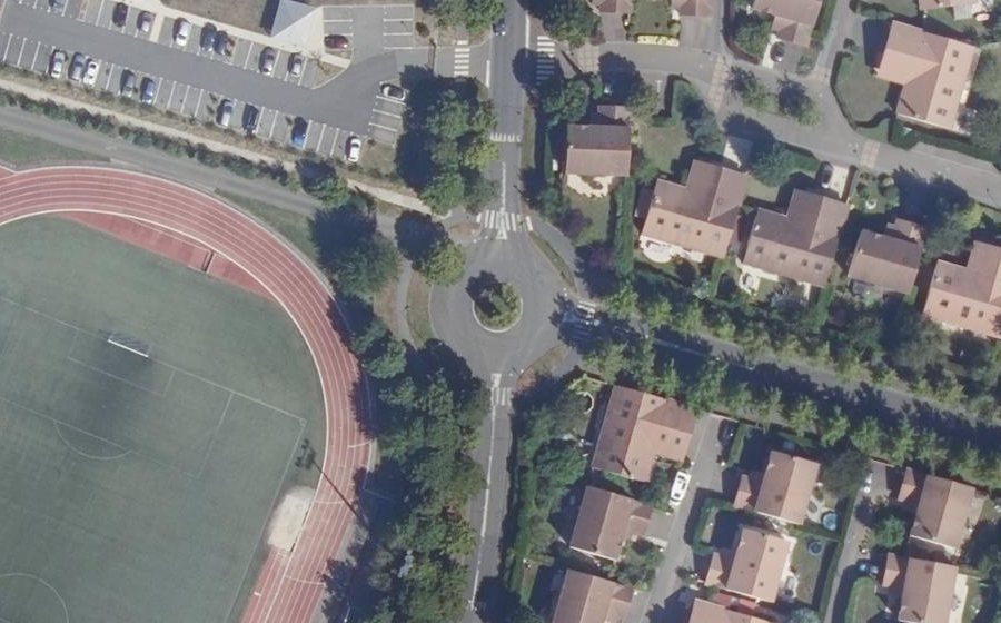Vue aérienne du Rond-point anonyme n°138749175