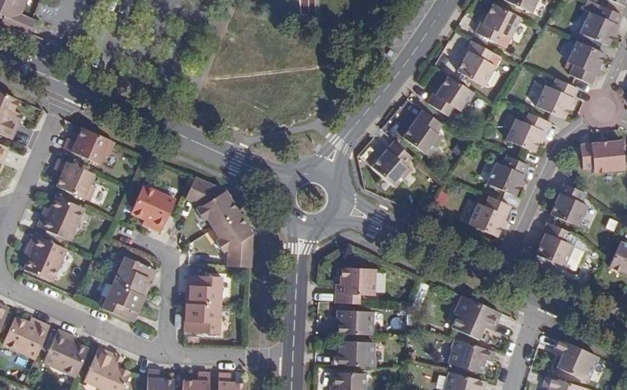Vue aérienne du Rond-point anonyme n°138749182