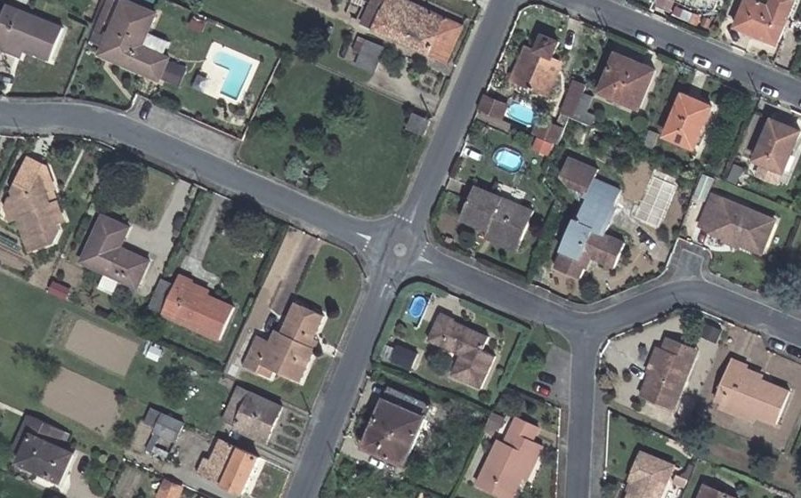Vue aérienne du Rond-point anonyme n°1387505274