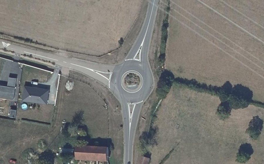 Vue aérienne du Rond-point anonyme n°138758945