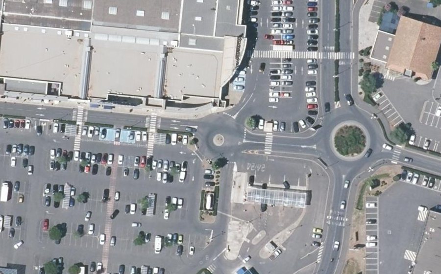Vue aérienne du Rond-point anonyme n°138783749