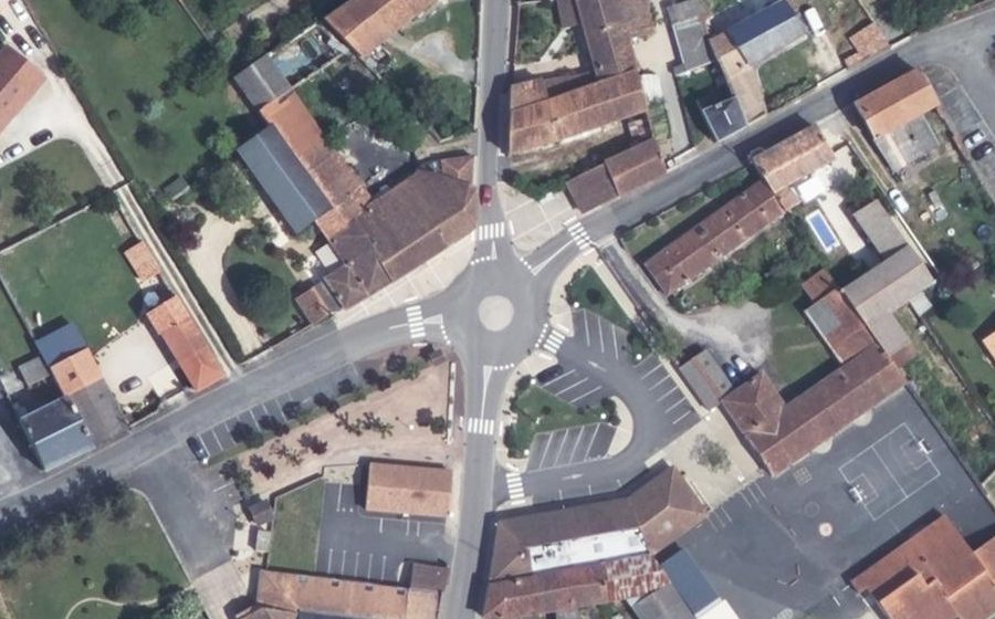 Vue aérienne du Rond-point anonyme n°1389240412