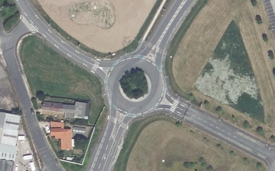 Vue aérienne du Rond-point anonyme n°138926680