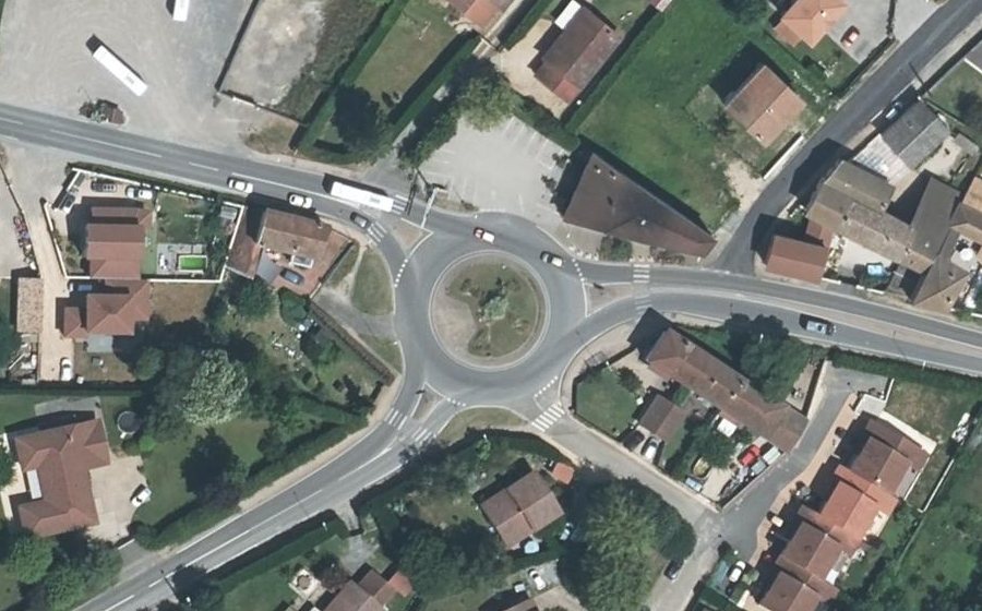 Vue aérienne du Rond-point anonyme n°138948934