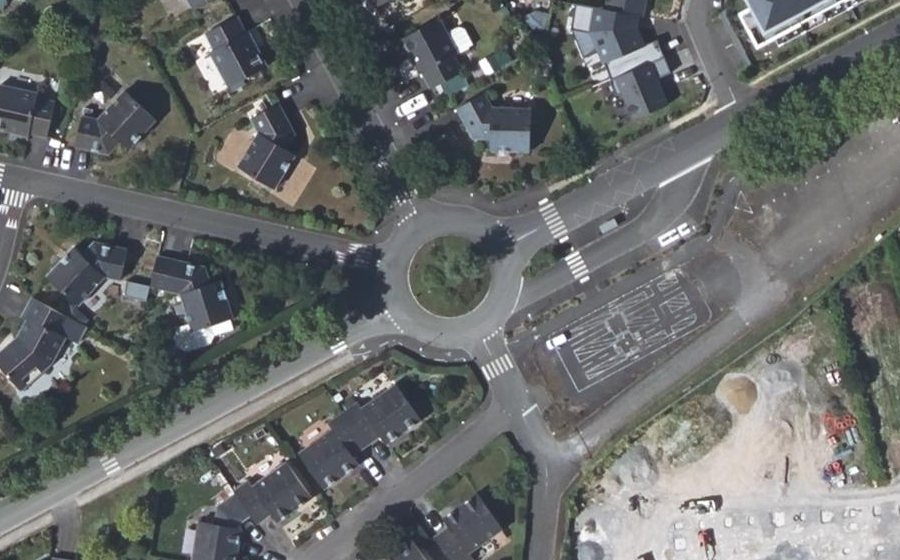 Vue aérienne du Rond-point anonyme n°138982067
