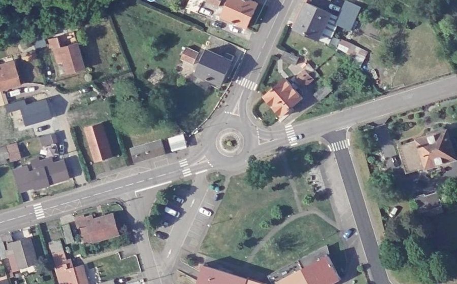 Vue aérienne du Rond-point anonyme n°1389853983