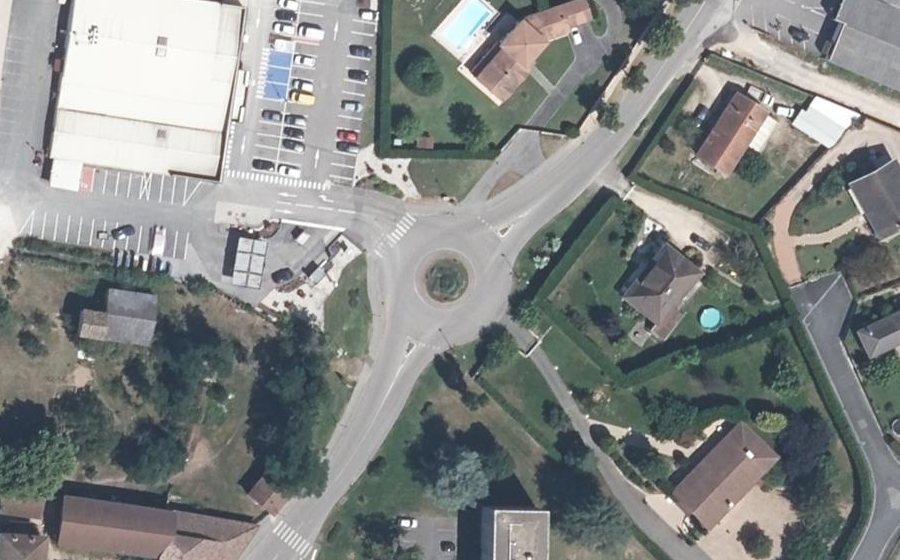 Vue aérienne du Rond-point anonyme n°139007553