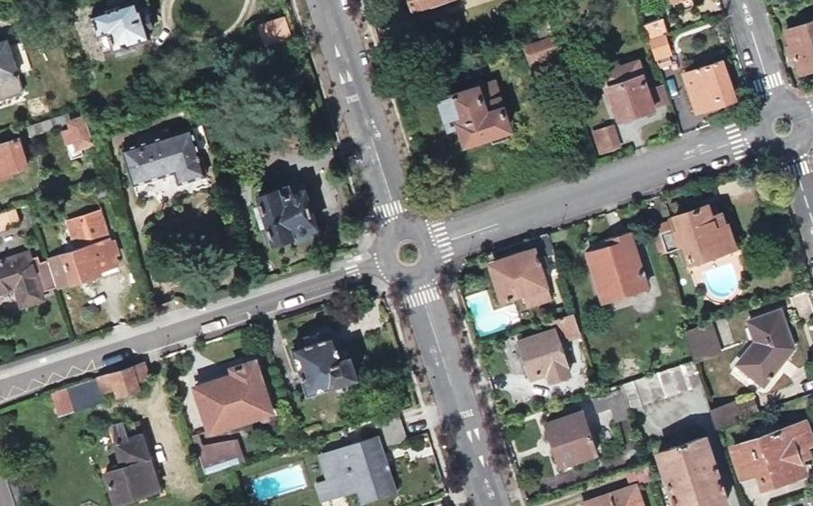 Vue aérienne du Rond-point anonyme n°1390213845