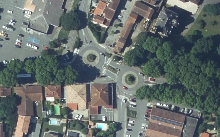 Vue aérienne du Rond-point anonyme n°139077145