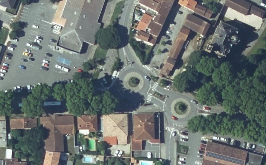 Vue aérienne du Rond-point anonyme n°139077147
