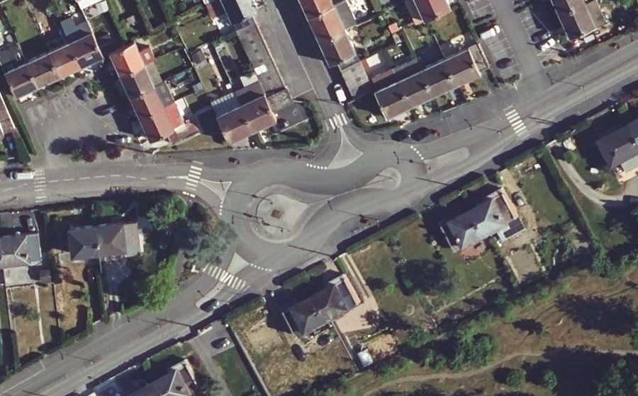 Vue aérienne du Rond-point anonyme n°139079255