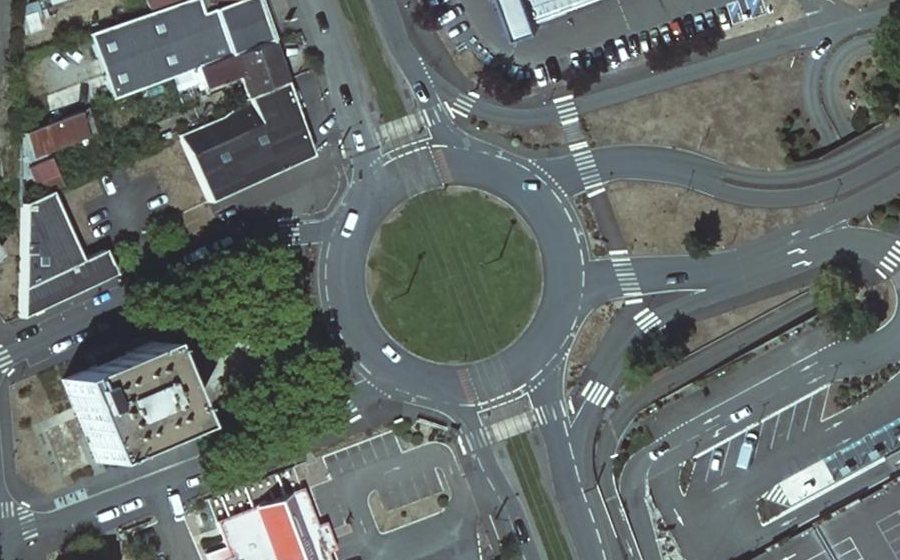Vue aérienne du Rond-point anonyme n°139082534