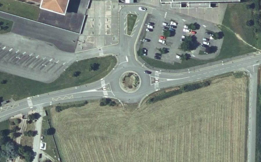 Vue aérienne du Rond-point anonyme n°139097523