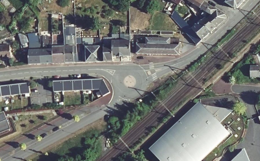 Vue aérienne du Rond-point anonyme n°139098354