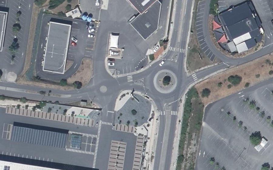 Vue aérienne du Rond-point anonyme n°139192381
