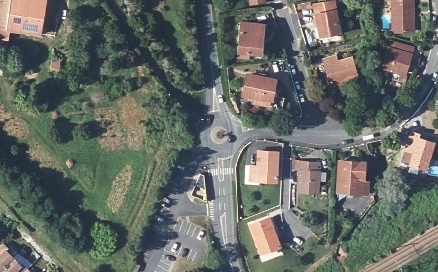 Vue aérienne du Rond-point anonyme n°1392034272