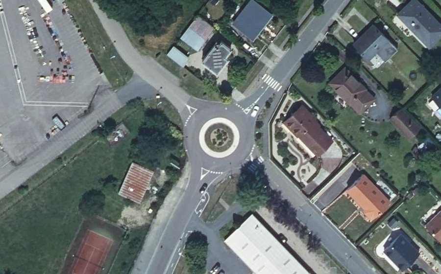 Vue aérienne du Rond-point anonyme n°139296777