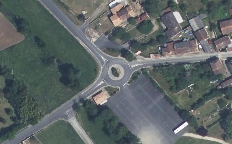 Vue aérienne du Rond-point anonyme n°139355325